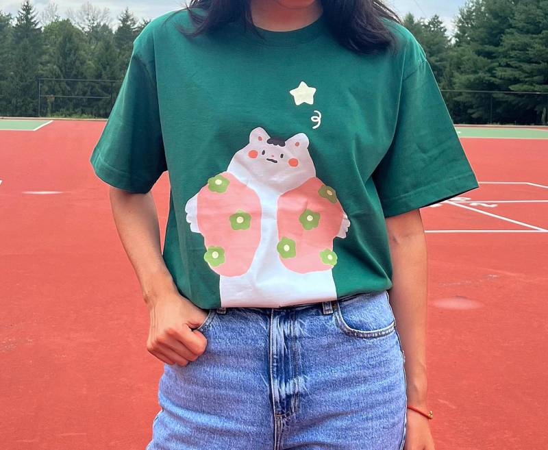 Cartoon Weißer Bär T-Shirt Waldgrün Retro Baumwolle T-Shirt von PurpleTimes