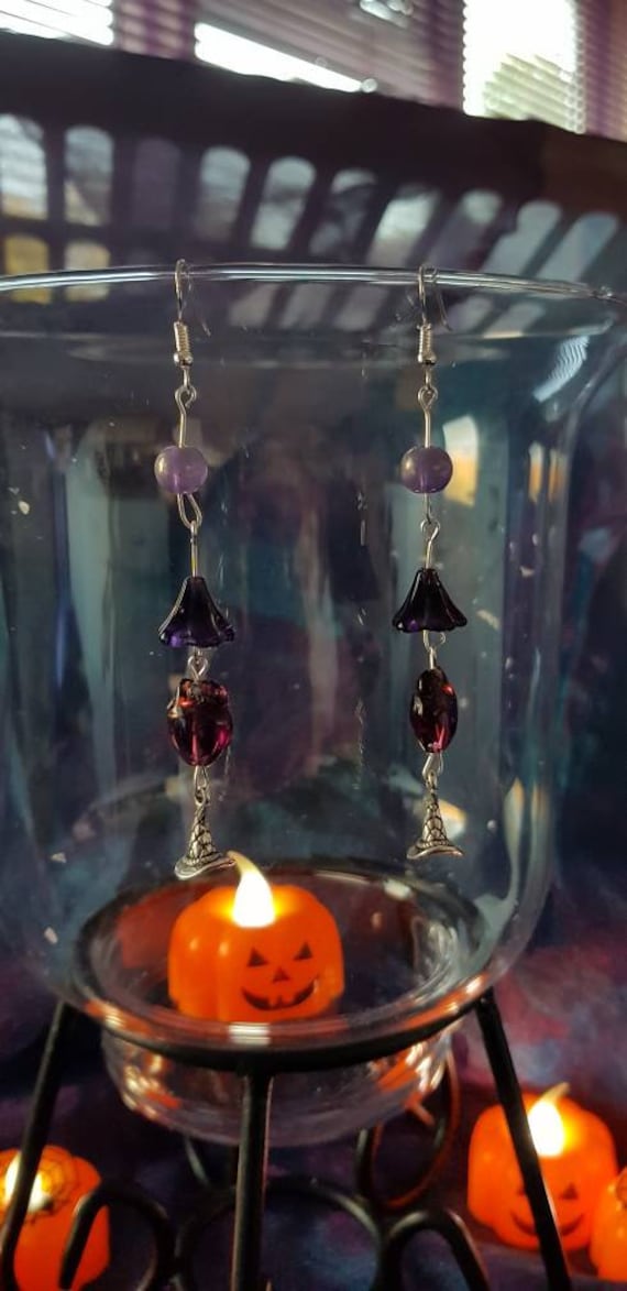 Lila Hexe Ohrringe in Gemischten Schattierungen Von Lila Glasperlen Mit Tibetsilber Charms, 925 Silber Haken, Pagan. Kostenloser Versand Uk Lila Hexe Ohrringe in Gemischten Schattierungen Von Lila Glasperlen Mit Tibetsilber Charms, 925 Silber Haken, Pagan. Kostenloser Versand Uk von PurpleVampireStore