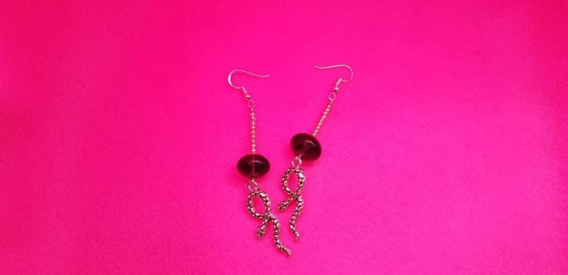 Lila Und Silber Schlangen Ohrringe, Glasperlen Mit Tibetsilber Perlen Charms. 925 Rücken. Gewagt Kostenloser Versand in Uk Lila Und Silber Schlangen Ohrringe, Glasperlen Mit Tibetsilber Perlen Charms. 925 Rücken. Gewagt Kostenloser Versand in Uk von PurpleVampireStore