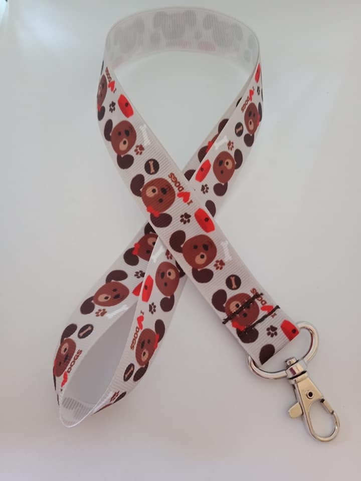 Braunes I Love Hunde Valentinstag Herz Schlüsselband/Ausweishalter von Purpleponypets