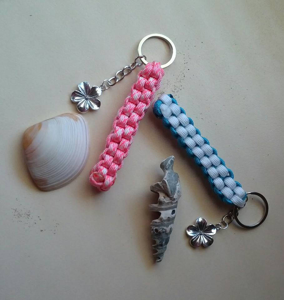 Frangipani Charme Handgefertigte Rosa/Blau Und Weiße Paracord Schlüsselanhänger - Geschenke Für Surfer Meeresliebhaber von Purpleponypets