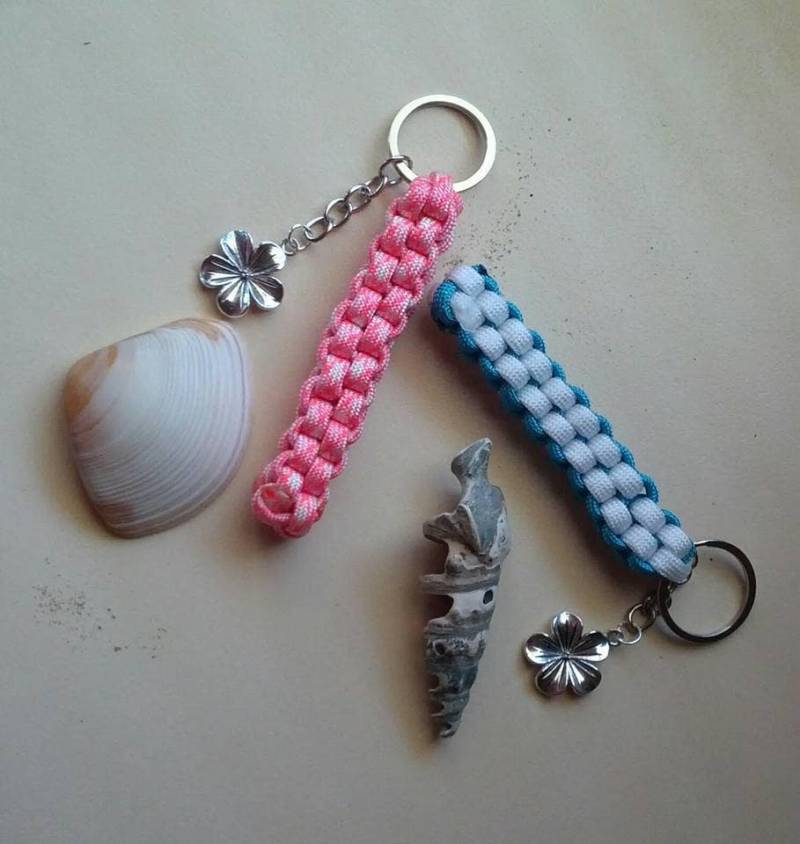 Frangipani Charme Handgefertigte Rosa/Blau Und Weiße Paracord Schlüsselanhänger - Geschenke Für Surfer Meeresliebhaber von Purpleponypets