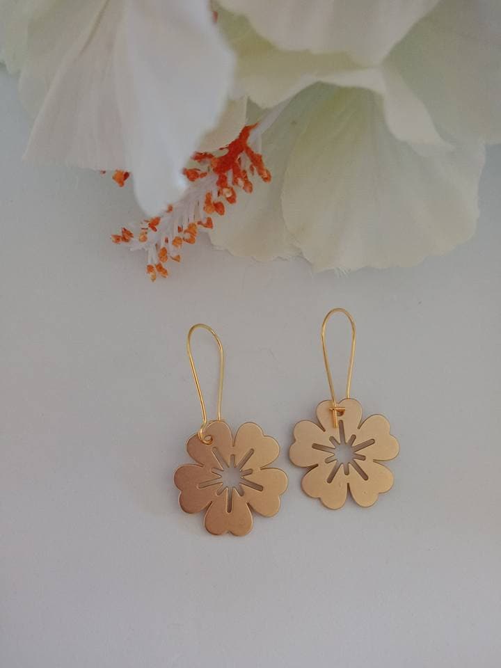 Goldene Blumenohrringe von Purpleponypets