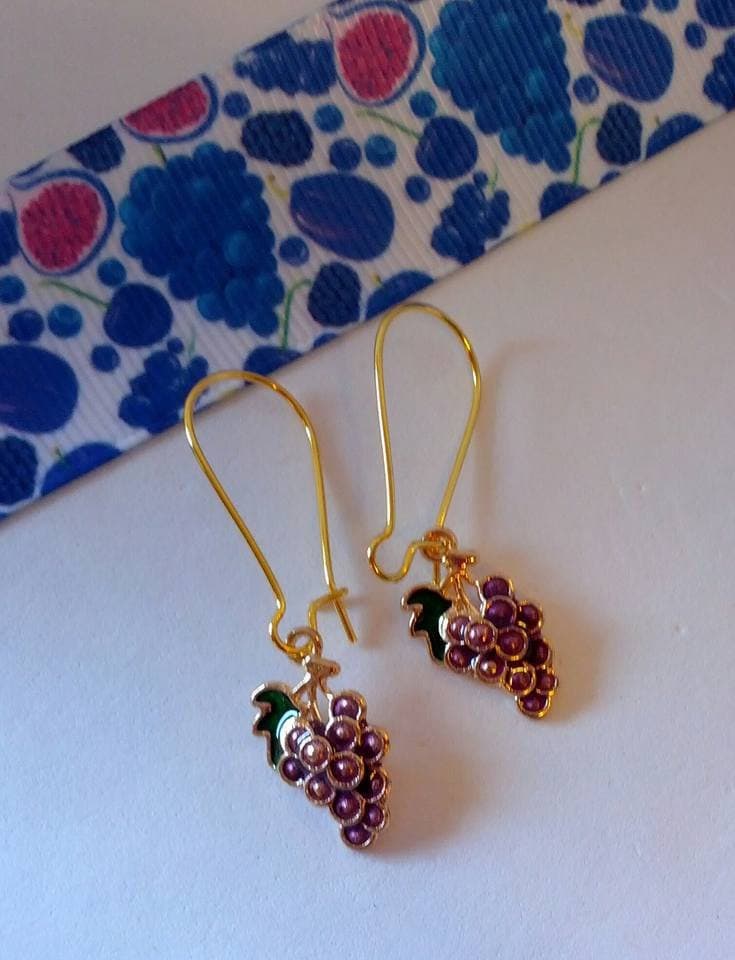 Goldene Ohrringe Aus Emaille Mit Trauben-Anhängern von Purpleponypets