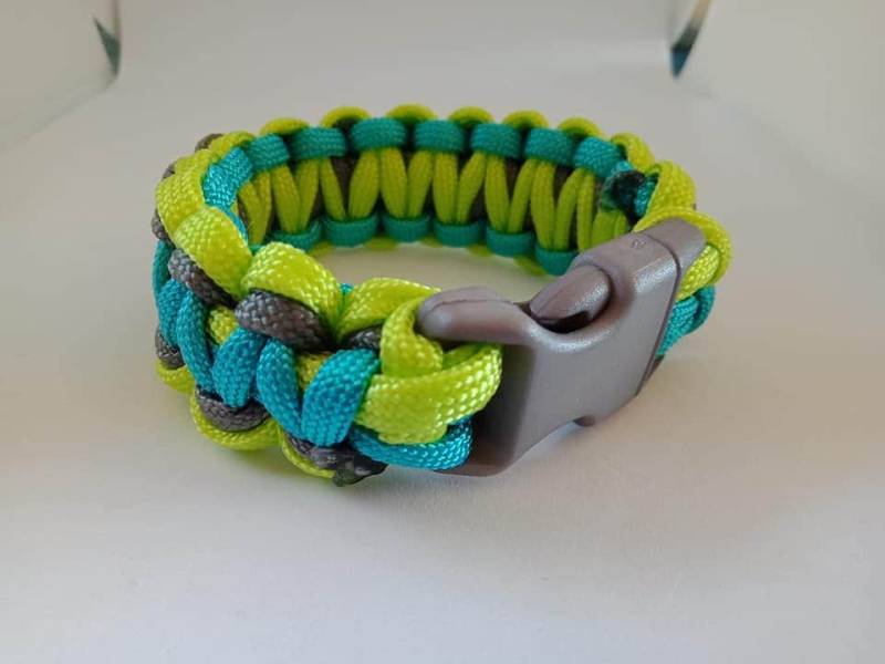 Paracord Armband in Den Farben Grün, Grau Und Petrol von Purpleponypets