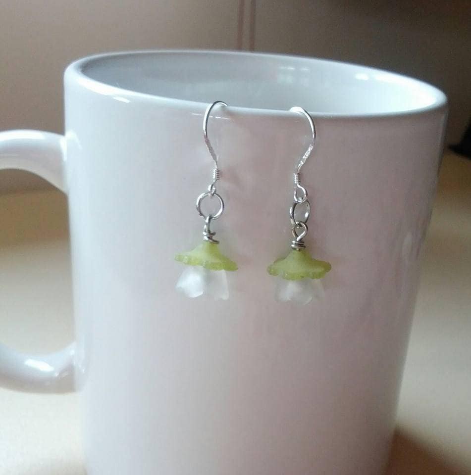 Ohrringe Mit Grünen Und Weißen Blumen von Purpleponypets