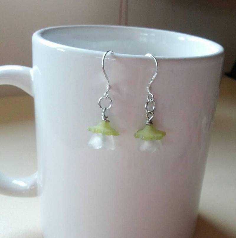 Ohrringe Mit Grünen Und Weißen Blumen von Purpleponypets