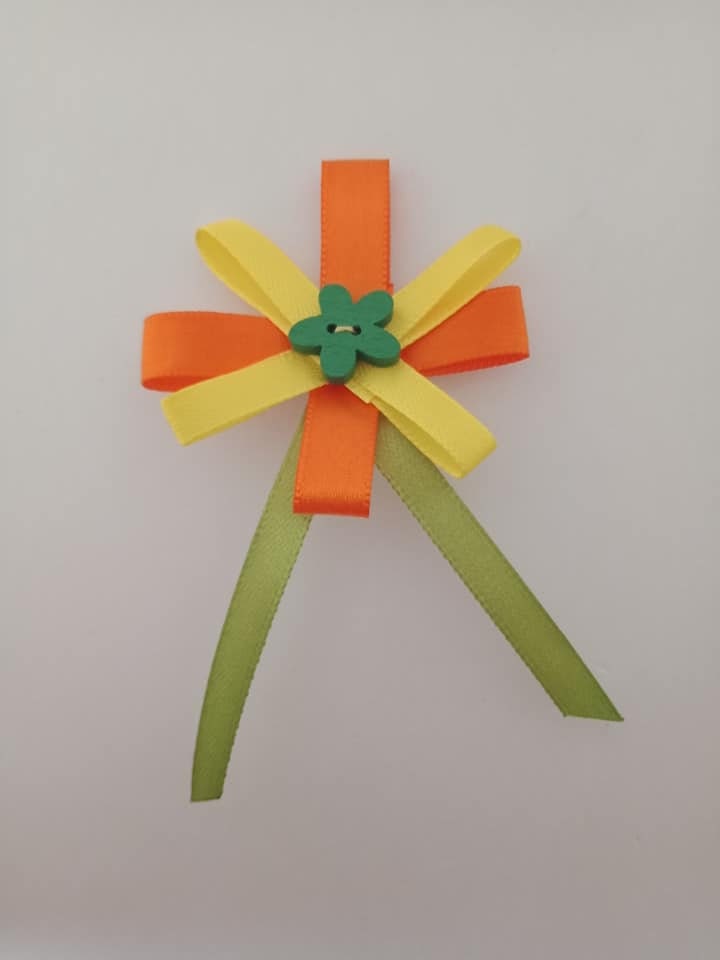 Orange Gelbe Und Grüne Blumenschleifenbrosche von Purpleponypets