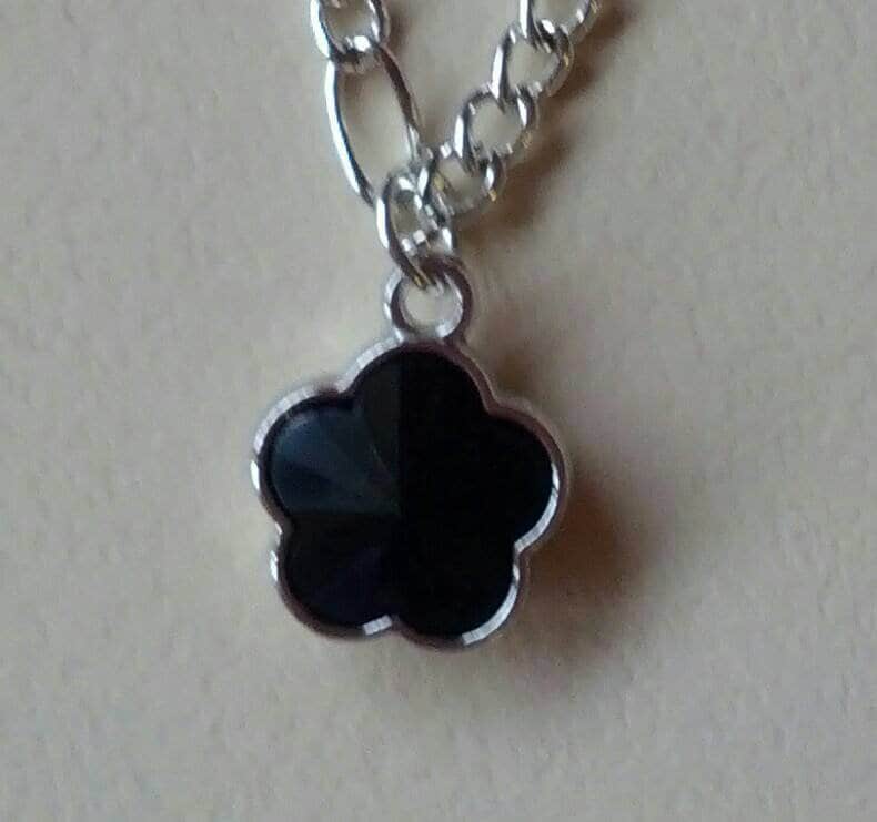 Schwarze Blume Charme Halskette von Purpleponypets