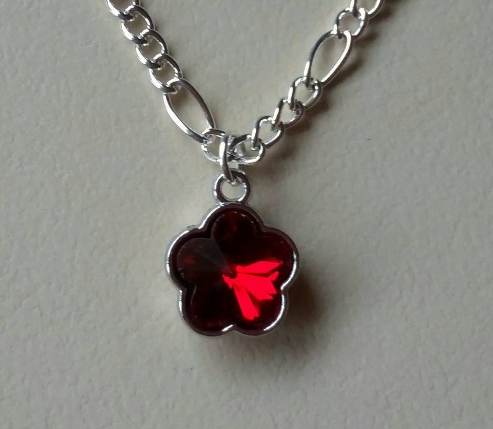 Silber Halskette Mit Roten Kristall Blume Charme von Purpleponypets