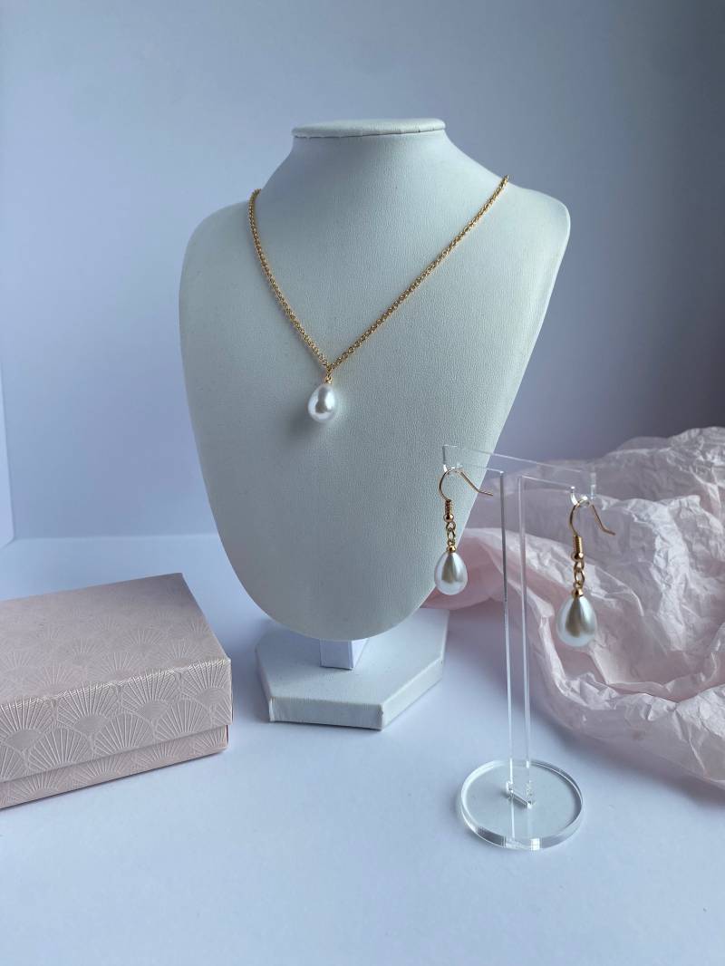 Chic Gold Necklace + Earring Set Chic Gold Necklace + Earring Set von PurplespringShop