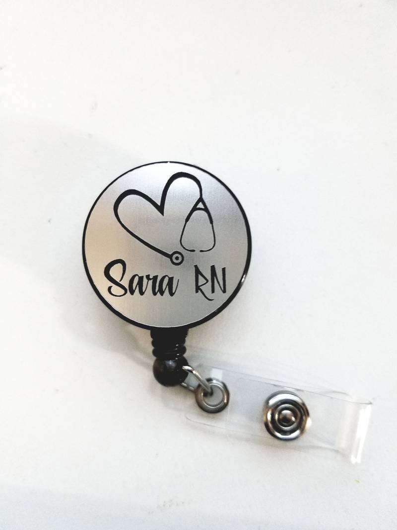 Personalisierte Id Ausweishalter Versenkbare Rolle Benutzerdefinierte Design Namensschild Clip Runde Krankenschwester Lehrer Studenten Personal Arzt Personalisierte Id Ausweishalter Versenkbare Rolle Benutzerdefinierte Design Namensschild Clip Runde Krankenschwester Lehrer Studenten Personal Arzt von PurrFectEngravers