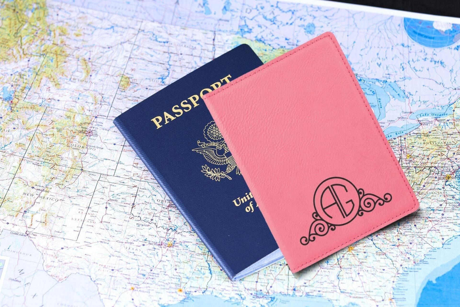 Personalisierte Passhülle Kunstlederhülle Gravierte Hülle Pink Teal Braun Schwarz Spaß Elegantes Reisendes Brieftaschengeschenk Personalisierte Passhülle Kunstlederhülle Gravierte Hülle Pink Teal Braun Schwarz Spaß Elegantes Reisendes Brieftaschengeschenk von PurrFectEngravers