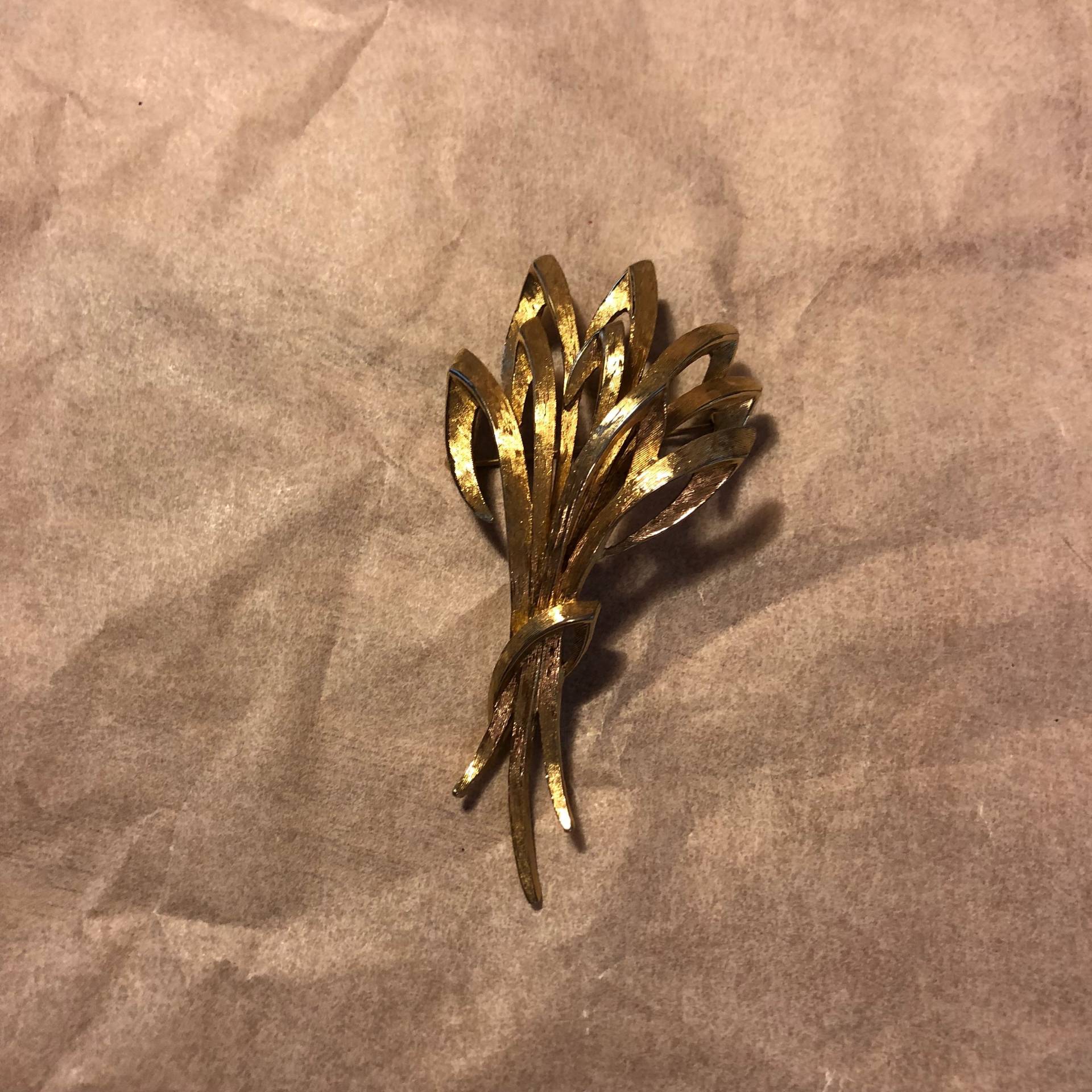 Monet Vergoldet Bündel Brosche Revers Pin Gold-Ton Der 1960Er Jahre Midcentury von Purrkeepsie