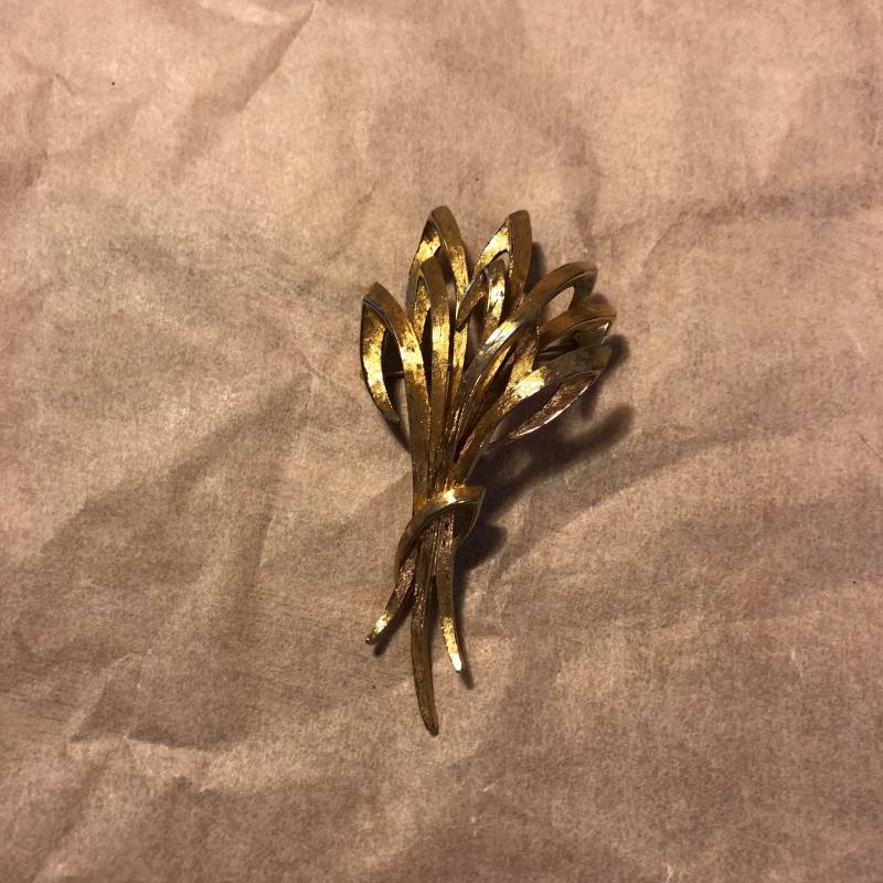 Monet Vergoldet Bündel Brosche Revers Pin Gold-Ton Der 1960Er Jahre Midcentury von Purrkeepsie