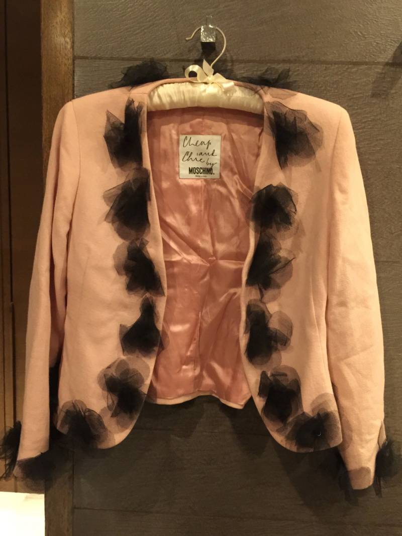 Vintage Moschino Günstige & Chic Blazer-Jacke in Pink-Lachsfarben Mit Schwarzem Pompon Blumenmuster Us 6 Vintage Moschino Günstige & Chic Blazer-Jacke in Pink-Lachsfarben Mit Schwarzem Pompon Blumenmuster Us 6 von PurseDibs