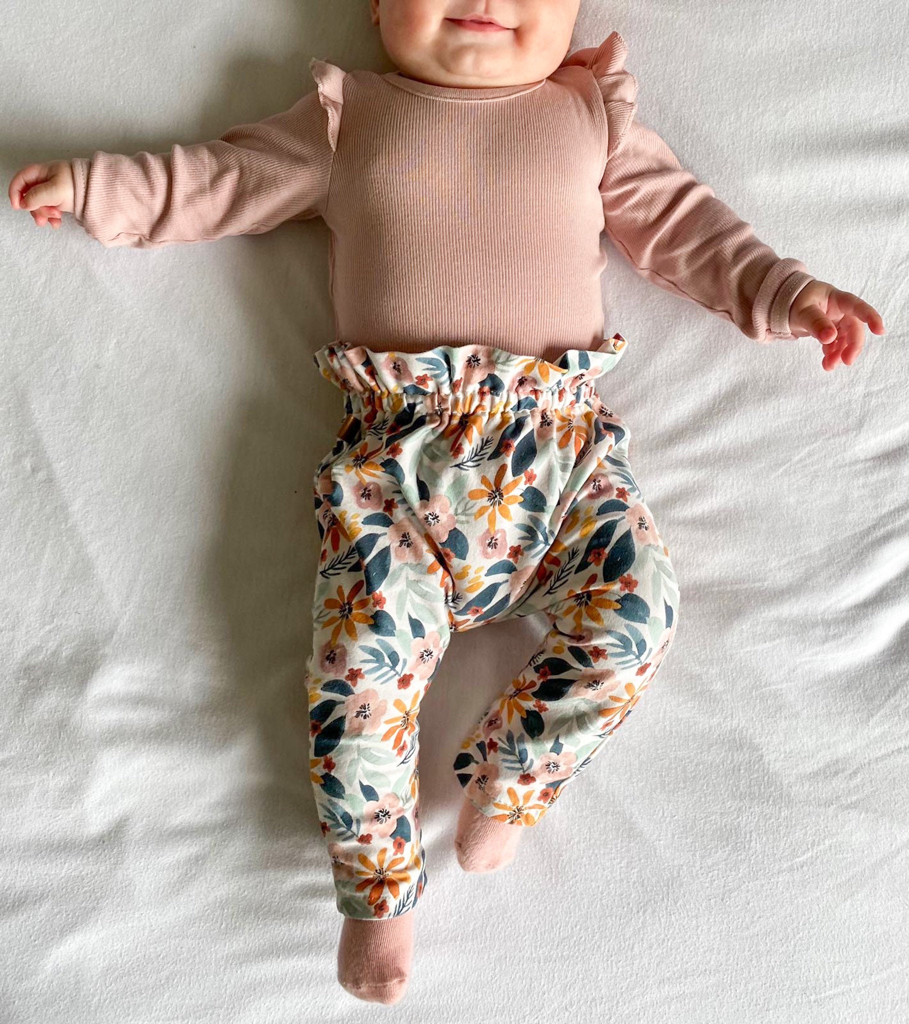 Paperbag Hose, Paperbagpants, Babyhose, Mädchen Geschenk Zur Geburt, Home Coming Outfit Baby, Blumen Motiv Paperbag Hose, Paperbagpants, Babyhose, Mädchen Geschenk Zur Geburt, Home Coming Outfit Baby, Blumen Motiv von Purzelbaer