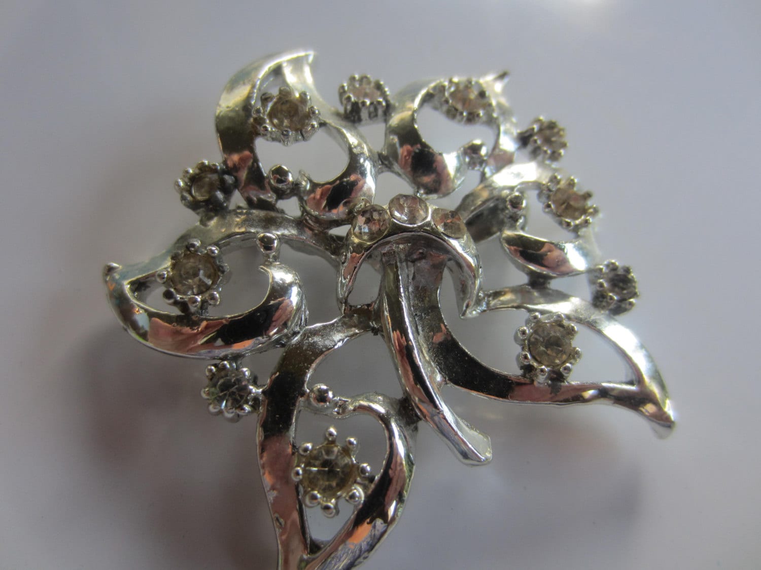 Vintage Brosche, Extra Große Blumen, Antikes Silber Metall, Strassstein Verziert Einzigartiges Design, Nachlassverkaufsfund.(Pin 5 Vintage Brosche, Extra Große Blumen, Antikes Silber Metall, Strassstein Verziert Einzigartiges Design, Nachlassverkaufsfund.(Pin 5 von PushingMyButtonsSWFL