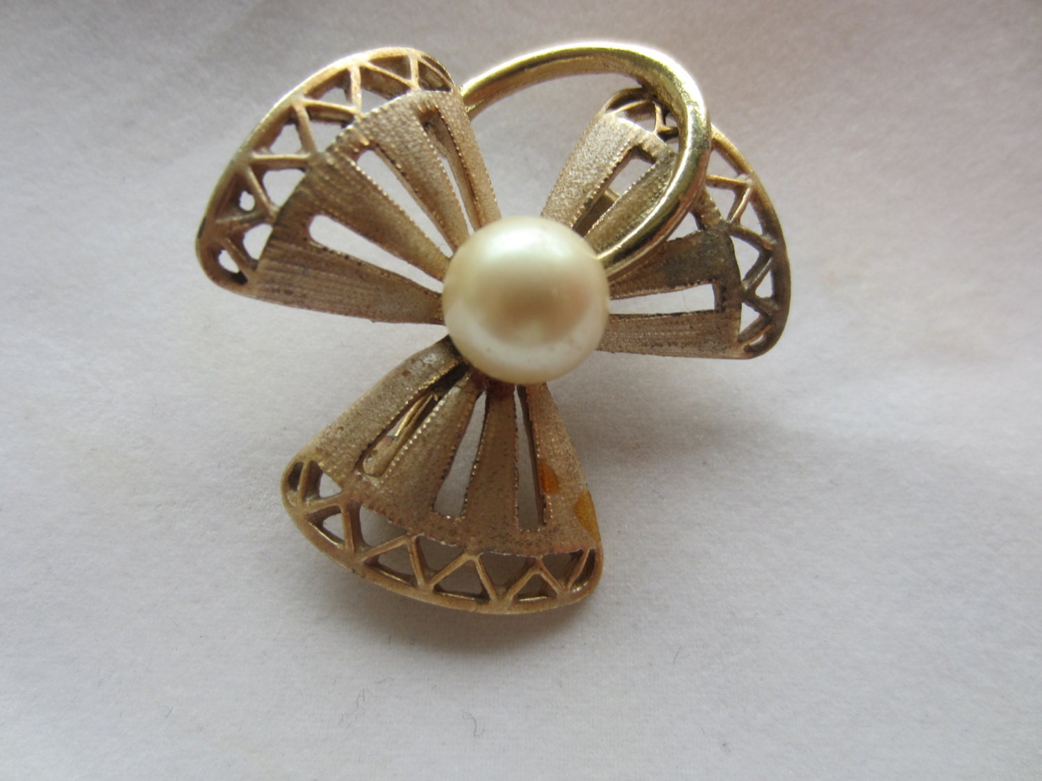 Vintage Schal Folie/Brosche, 1 Schönes Blumenmuster Mit Perle in Der Mitte, Goldmetall, Einzigartiges Design, Nachlassverkaufsfund.(Dec412 Vintage Schal Folie/Brosche, 1 Schönes Blumenmuster Mit Perle in Der Mitte, Goldmetall, Einzigartiges Design, Nachlassverkaufsfund.(Dec412 von PushingMyButtonsSWFL