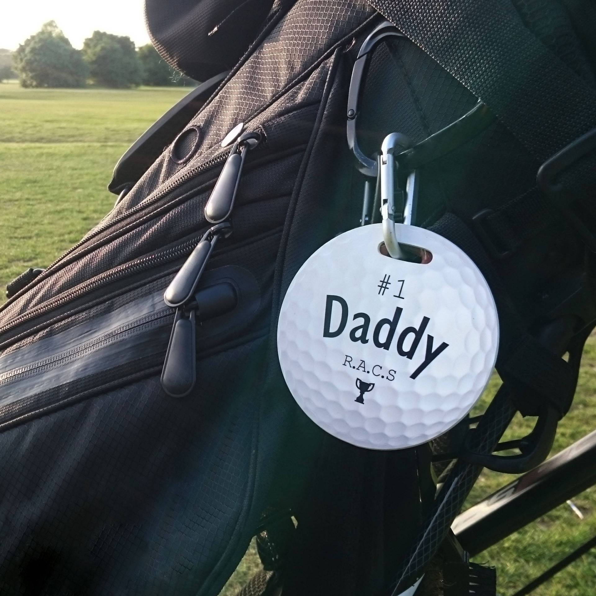 Personalisierter Golfball Taschenanhänger Mit Name & Nachricht. Personalisiert/Geburtstags - Vatertagsgeschenk | Hergestellt in Großbritannien Personalisierter Golfball Taschenanhänger Mit Name & Nachricht. Personalisiert/Geburtstags - Vatertagsgeschenk | Hergestellt in Großbritannien von PushkaHome