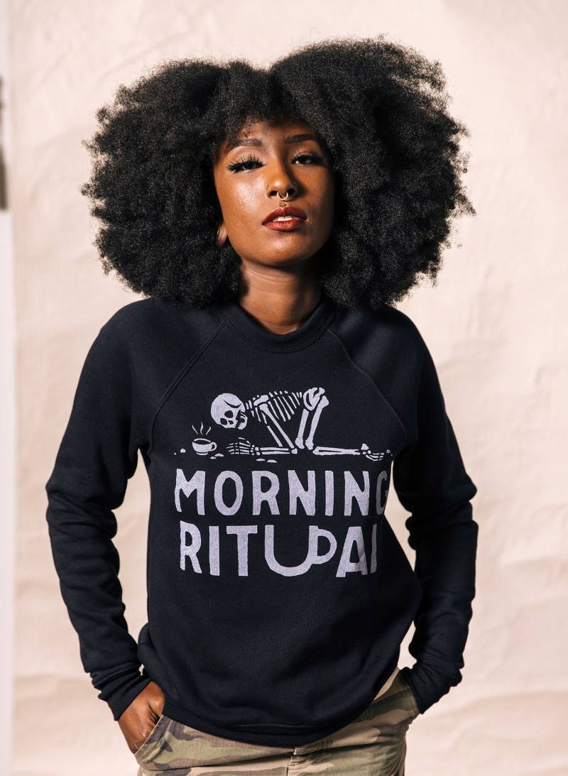 Morgen Ritual Unisex Erwachsene Crewneck Sweatshirt | Bequeme Sweatshirts Mit Sprüchen Kaffeeliebhaber Hipster Totenköpfe Lustiges Kaffeeshirt von PyknicOfficial