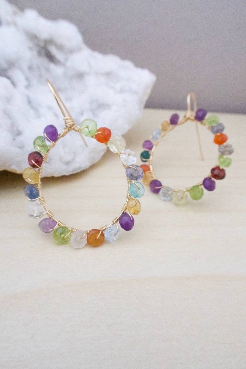 Multi Edelstein Hoop Ohrringe Gold Fill Draht, Heller Sommerschmuck von PyriteandPearls1