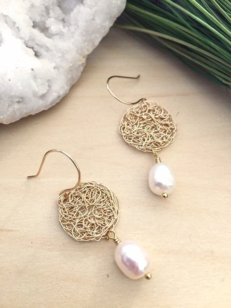 Runde Gold Filigrane Ohrringe Mit Süßwasserperle Drop Wire Crochet Disc Handmade Artisan Metall Geschenkideen Für Frauen von PyriteandPearls1