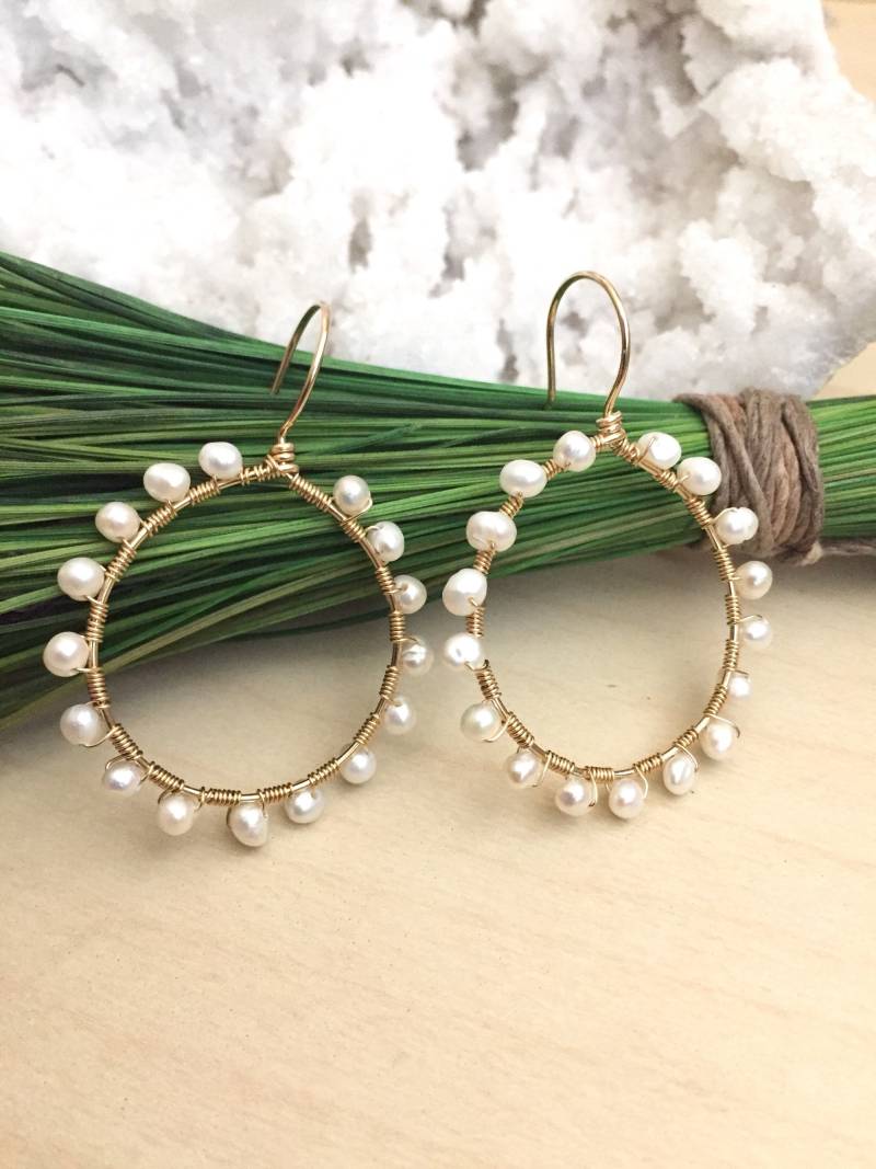 Süßwasserperle Hoop Gold Fill Kleine Zarte Weiße Perlen Braut Brautjungfern Ohrringe Hochzeit Schmuck Süßwasserperle Hoop Gold Fill Kleine Zarte Weiße Perlen Braut Brautjungfern Ohrringe Hochzeit Schmuck von PyriteandPearls1