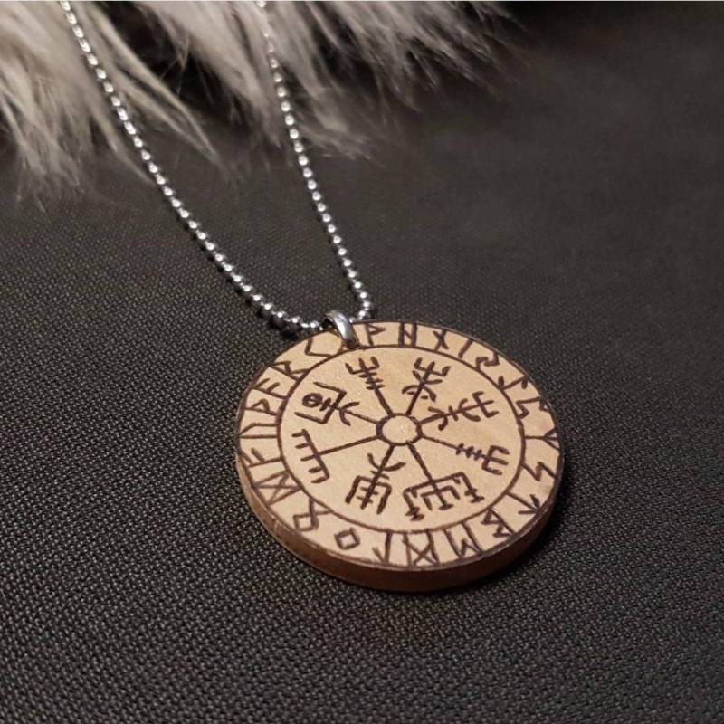 Holzschmuck Halskette Vegvisir Holz Mit Edelstahl Schmuck Geschenkidee Nordisch von PyrographieLiebe