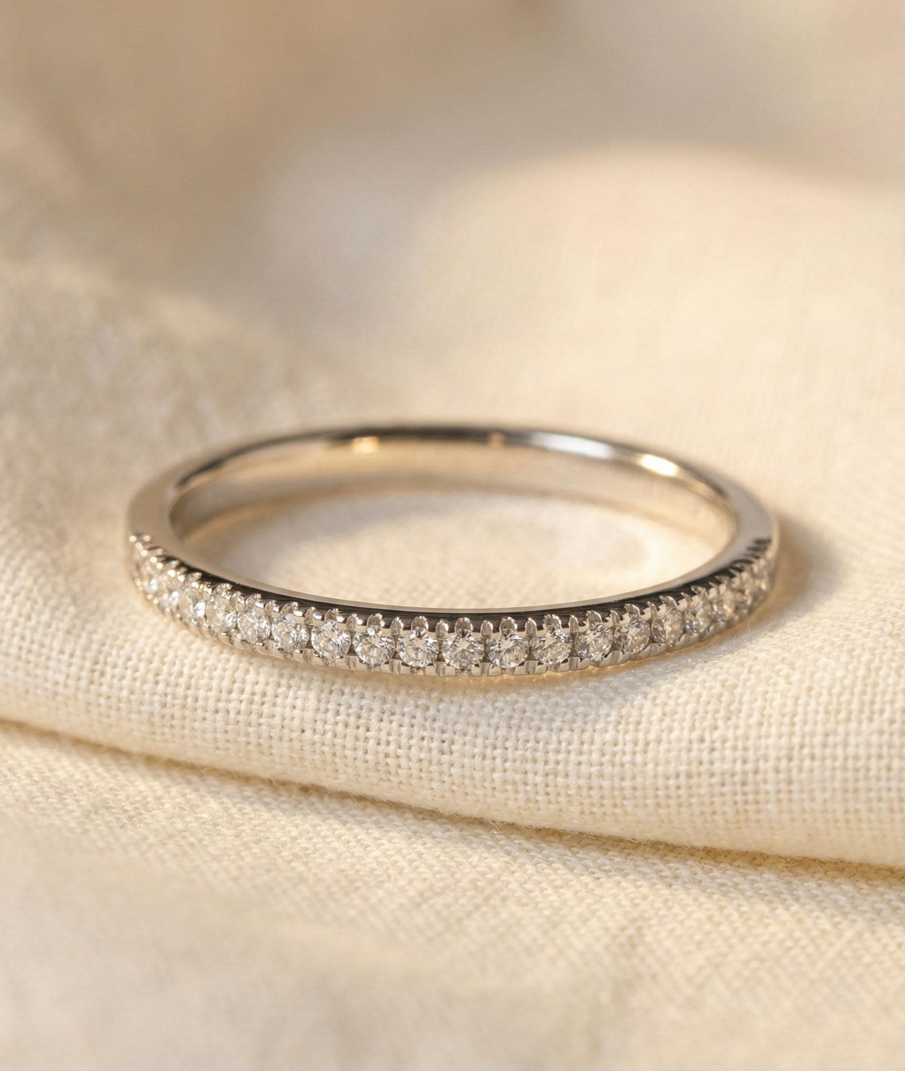 1, 8 Mm Diamant Ehering, 14K Solid Gold Halbe Eternity Band, Pave Set Stapelbare Zarte Band von QCustomJewelry