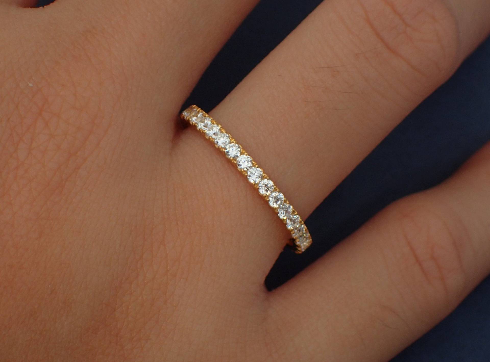 1, 8 Mm Diamant Ehering, Halbe Ewigkeit Pave 925 Sterling Silber Stapelbar Band von QCustomJewelry