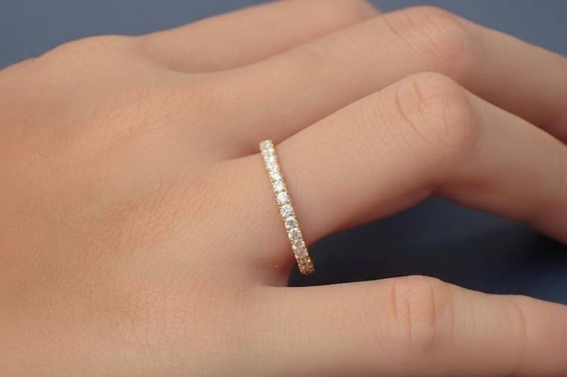 1.8 Mm Micro Pave Eternity Diamant Ehering, Fast Ring, Zarte Stapelbar Band von QCustomJewelry