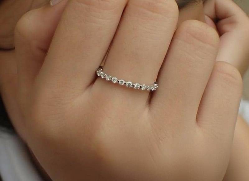 1.8 Mm Moissanit Ehering, Solid Gold 3/4 Eternity Band, Zarte Stapelbar Platin 950 Band von QCustomJewelry