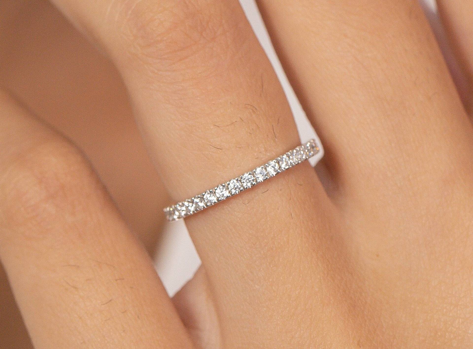 1.8mm Micro Pave Eternity Diamant Ring, Zarter Ehering, Full Stapelring, Jahrestagsgeschenk Für Sie von QCustomJewelry