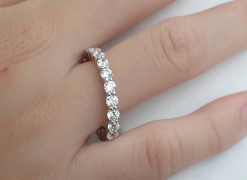 3/4 Eternity Moissanite Prong Ring, 2.2 Mm Zarge Band, Ehering Massivgold, Platin Pt950 von QCustomJewelry