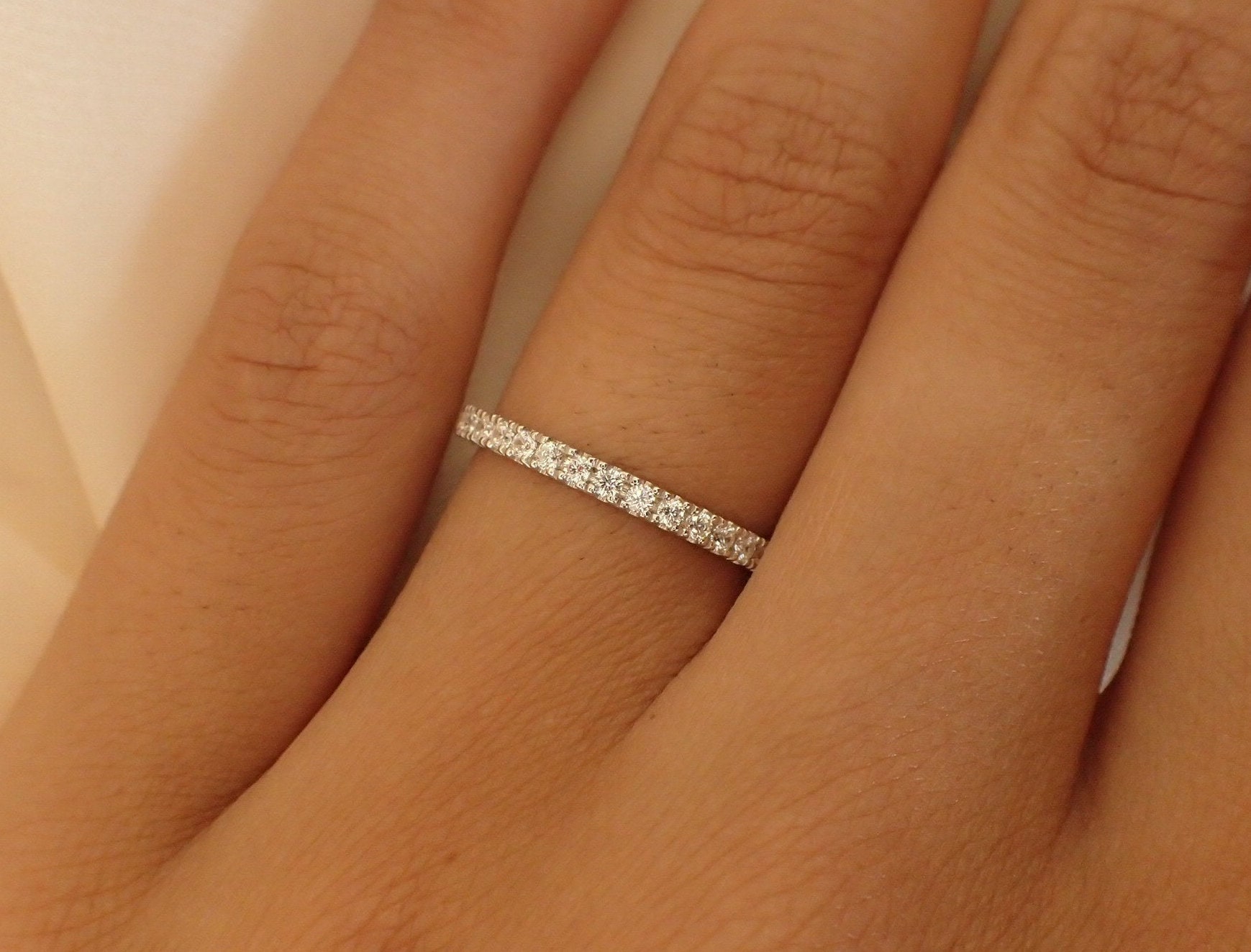 3/4 Micro Pave Eternity Diamant Ehering, Platin Band, Fast Ring, Zarte Ring von QCustomJewelry