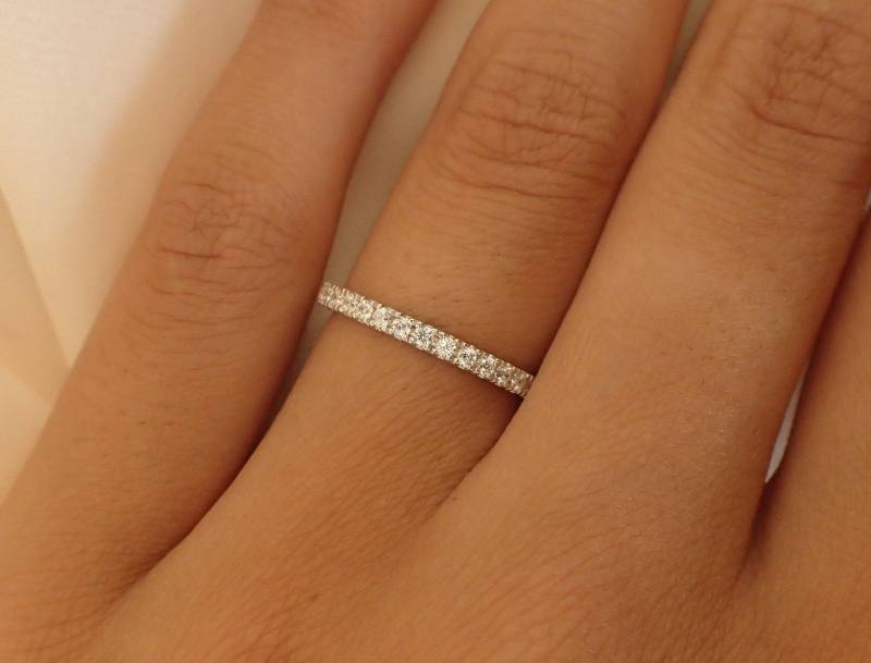 3/4 Micro Pave Eternity Diamant Ehering, Platin Band, Fast Ring, Zarte Ring von QCustomJewelry