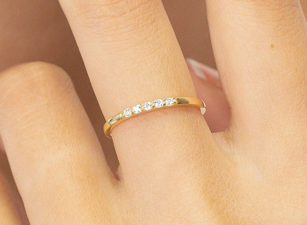 5 Stein Minimalist Ring, Zarter Diamant Dünner Zierlicher Ehering, Stapelring Für Frauen von QCustomJewelry