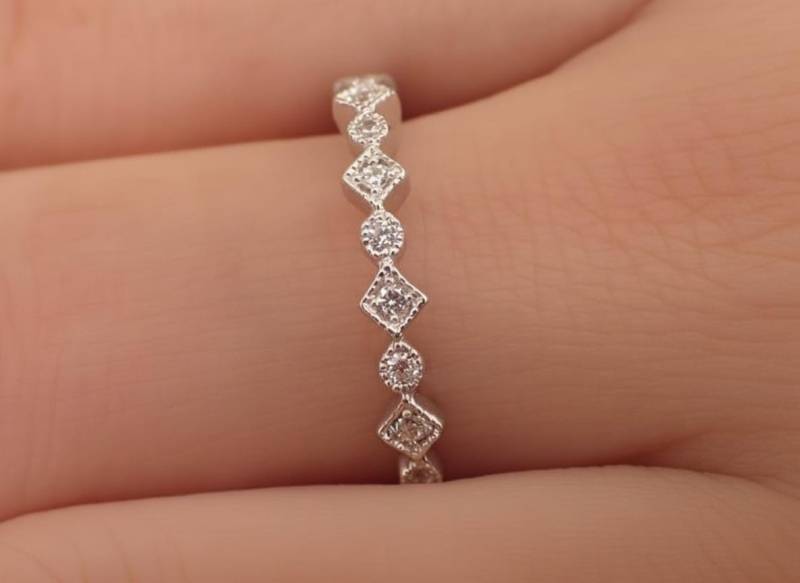 Art Deco Moissanit Ehering, 14K Gold Square Dot Halbe Eternity Band, Brautring von QCustomJewelry