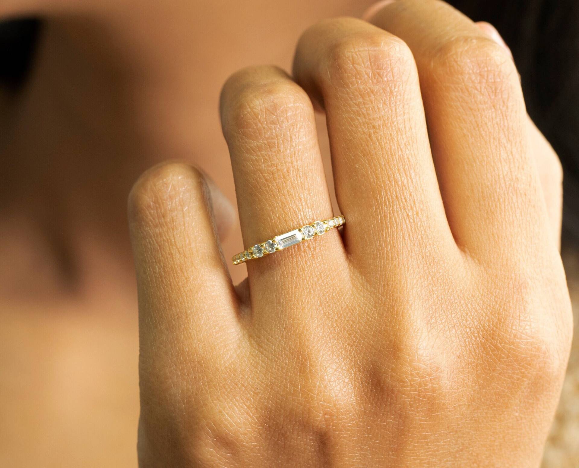 Baguette Diamant Ehering, Unikat Stapelbarer Ring, Jahrestag Ring von QCustomJewelry