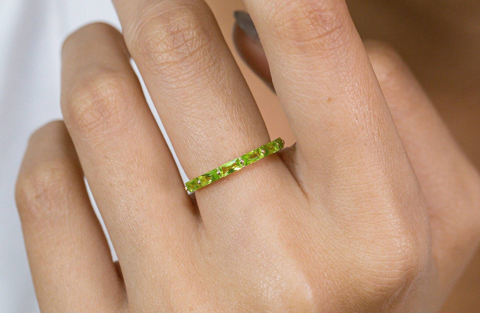 Baguette Peridot Ring, Vintage Wedding Band, August Geburtsstein, Halbe Eternity Ring von QCustomJewelry