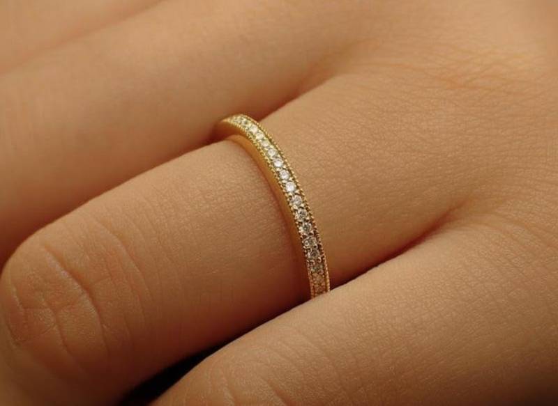 Channel Set Eternity Moissanit Ehering, Volle Ring, Solid Gold Dünne Zierliche Band von QCustomJewelry