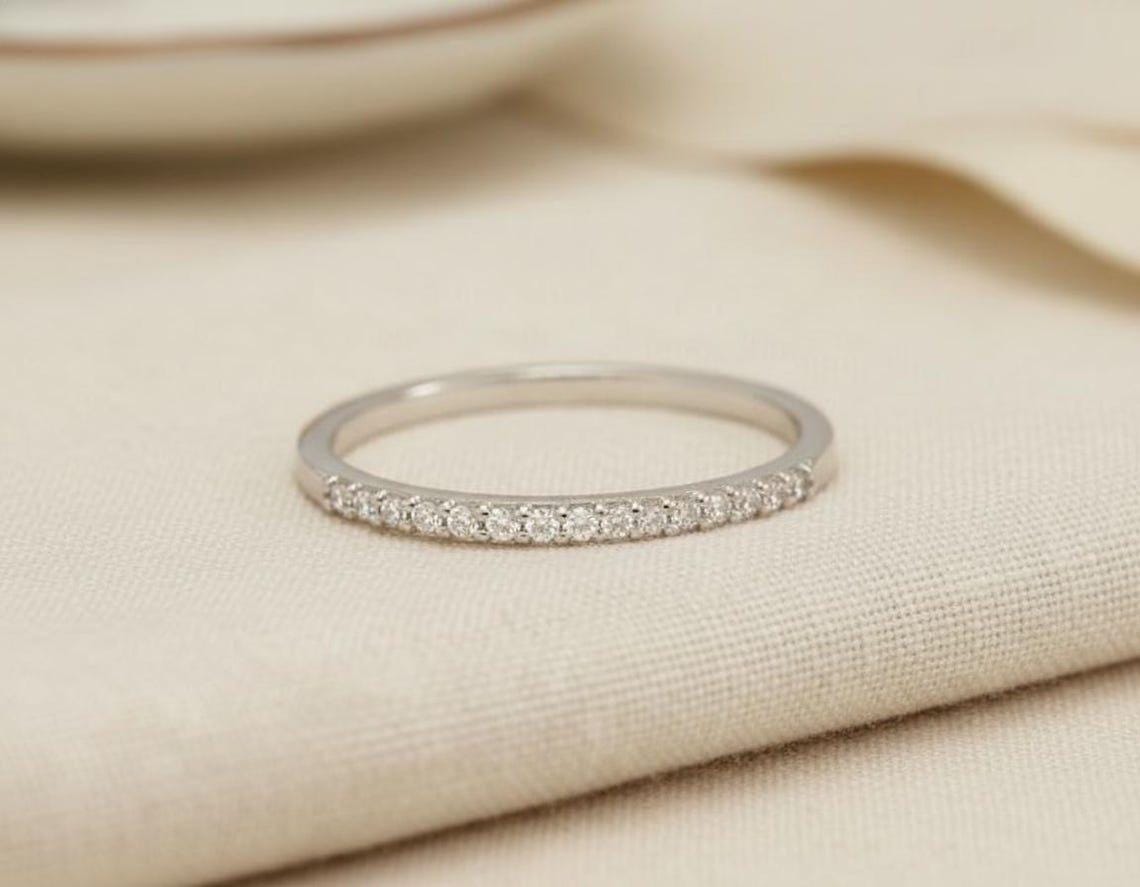 Diamant Stapelbar Ring, 14K Solid Gold Zarte Band, Mikro Pave Ewigkeit Dünne Zierliche Band von QCustomJewelry