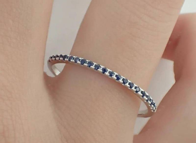 Micro Pave Blauer Saphir Ring, Halbe Ewigkeit Zierliche Stapelbare Band, Ehering, September Geburtsstein von QCustomJewelry
