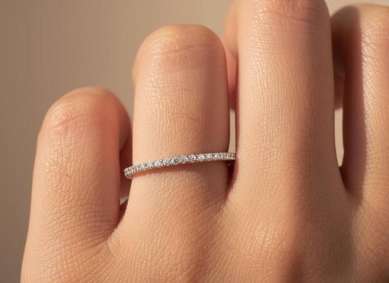 Micro Pave Diamant Ehering, Stapelbar Band, Dünne Zierliche Stapelring, Halb Fast Und Voll Eternity Passender Ring von QCustomJewelry
