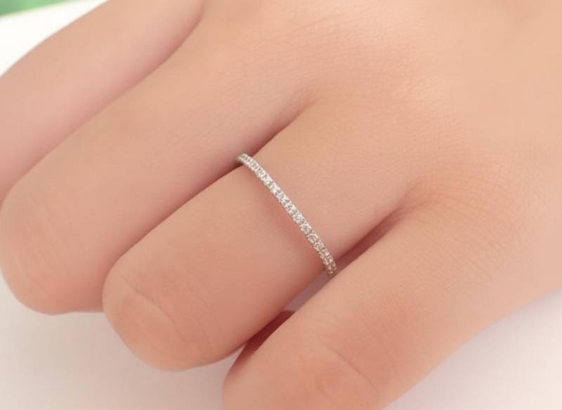 Micro Pave Eternity Diamant Ehering, 3/4 Band, 1, 3 Mm Solid Gold Stapelbarer Ring, Dünnes Zierliches Band von QCustomJewelry