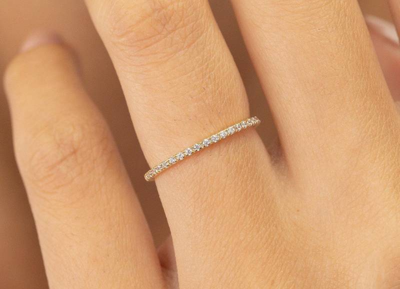 Micro Pave Eternity Moissanit Ehering, 10K Solid Gold Halb Ring, Zarte Stapeln, Feine Ring von QCustomJewelry