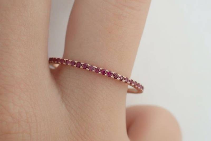 Micro Pave Rubin Halbe Ewigkeit Ehering, Dünne Zierliche Stapeln Band, 14K Gold Zarten Ring von QCustomJewelry