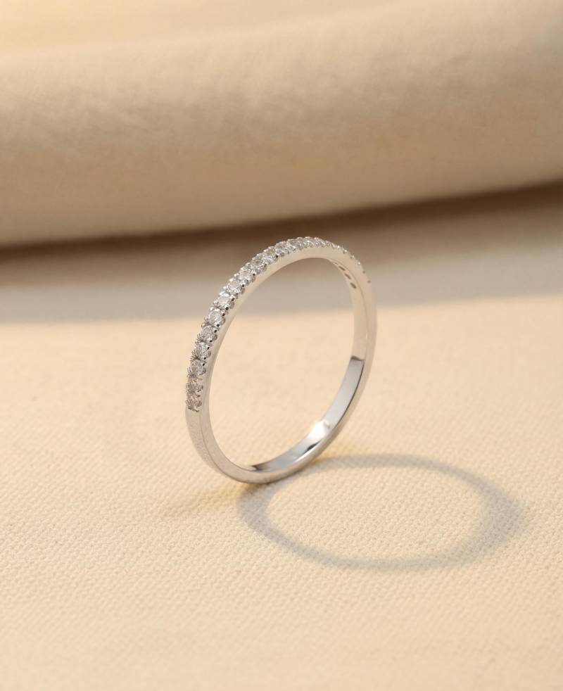 Moissanite Hochzeit Band, Halbe Ewigkeit Midi Ring, Zarter Kleiner Finger Dünne Zierliche Solid Gold Stapelbare Ring von QCustomJewelry