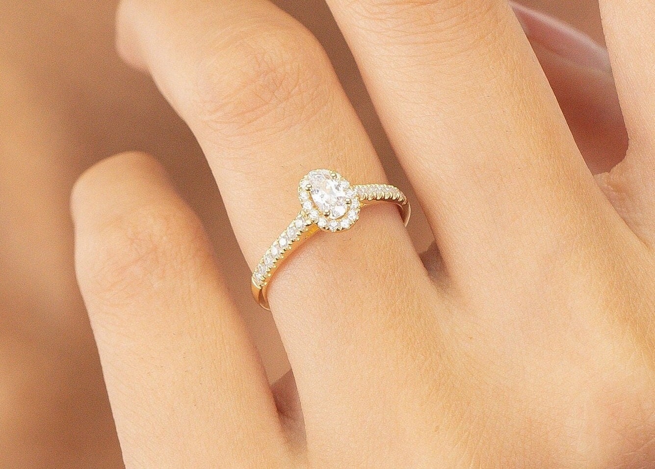 Pave Halo Diamant Verlobungsring, Ovaler Jubiläumsring Geschenk Für Frauen, Versprechensring, Brautring von QCustomJewelry